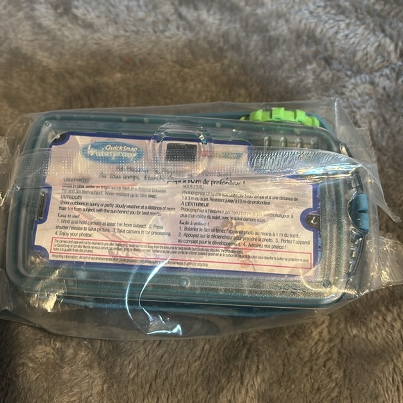 Vintage Fujifilm quick snap waterproof disposable camera - Picture 2 of 3